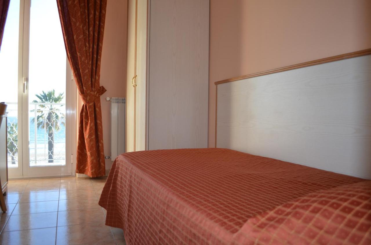 Hotel Moresco Marina dʼMarina dʼAndora Extérieur photo