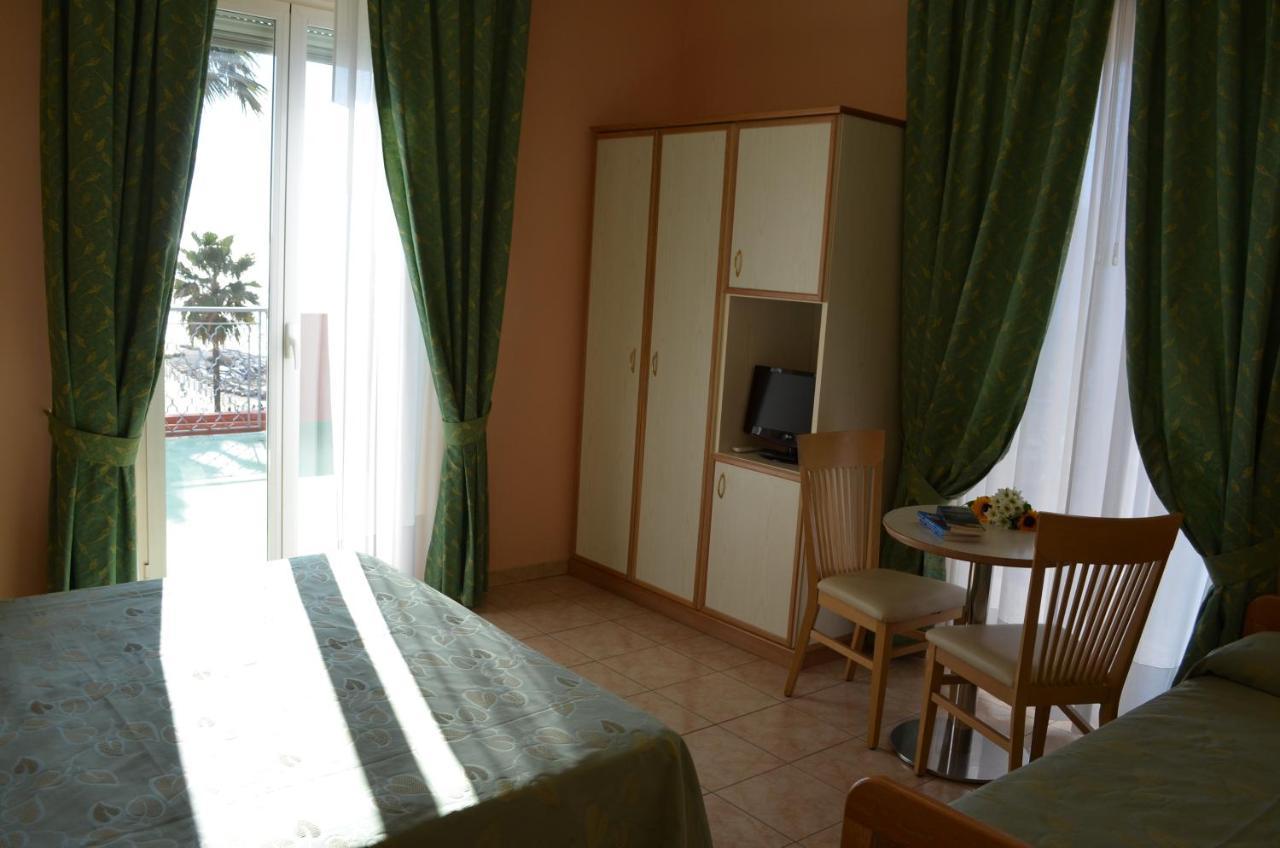Hotel Moresco Marina dʼMarina dʼAndora Extérieur photo